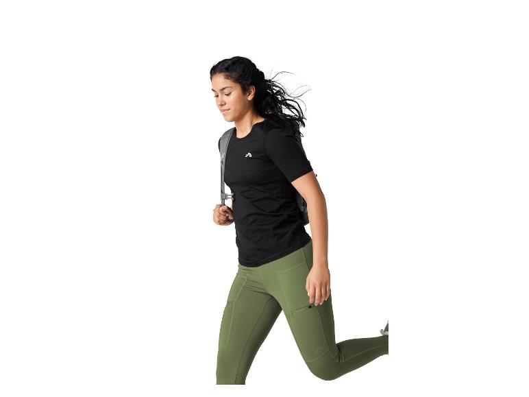 Vrouw in zwart T-shirt en groene legging rent met een rugzak.