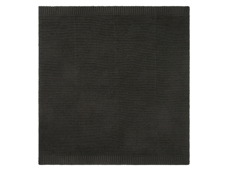 Een donkergrijze wollen deken met een grove brei.