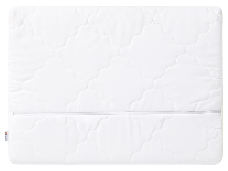 Witte dekbedovertrek met rits en het merk 'Fossils'.