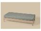Bedframe met groene matrashoes met bloemenpatroon