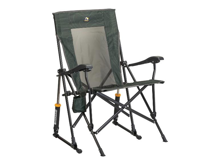 Een groene, opvouwbare stoel met armleuningen van het merk ALPS Mountaineering