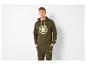 Man in olijfgroene Jeep hoodie en joggingbroek met ster