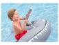 Jongen in opblaasbare haai met waterpistool in zwembad.