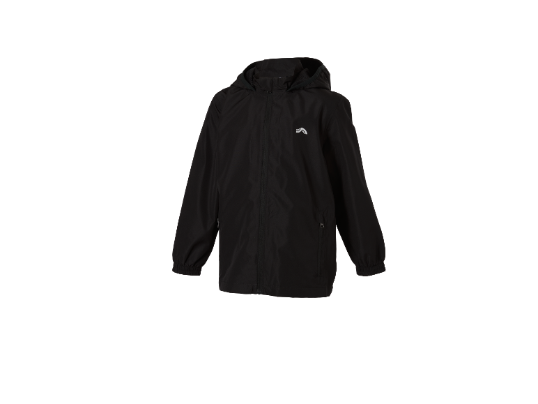 Een zwart, lichtgewicht jack met capuchon voor kinderen.