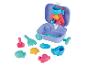 Kinderstrandset met paarse koffer, schep, hark en zandvormpjes.