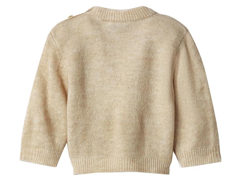Achterkant van een beige gebreide trui met knopen op de schouder.