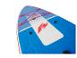 Voorkant van een blauw en wit opblaasbaar SUP-board met rode elastische koorden