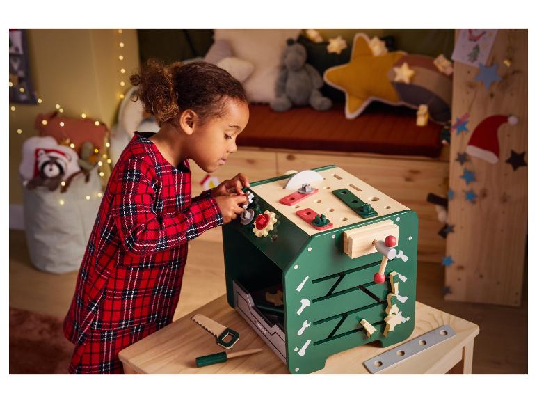 Een kind speelt met een houten gereedschapsset.