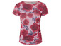 Een roze T-shirt met rode rozenprint.