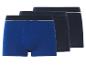 Drie herenboxershorts in blauw en donkerblauw, diagonaal gestapeld.