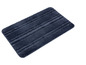 Een donkerblauwe badmat met geribbelde textuur.