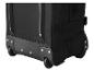 Onderkant van een zwarte reiskoffer met wielen en beschermende elementen.