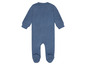 Een blauwe baby romper met lange mouwen.