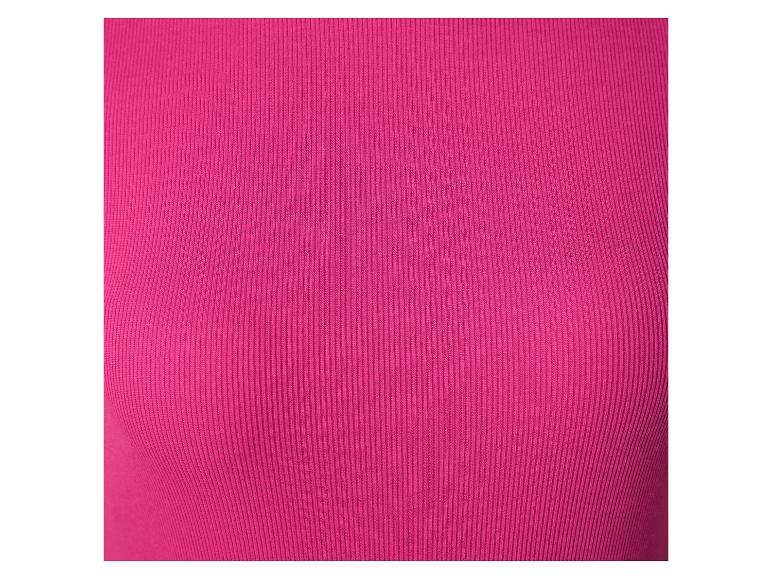 Felroze geribde stof voor kleding.