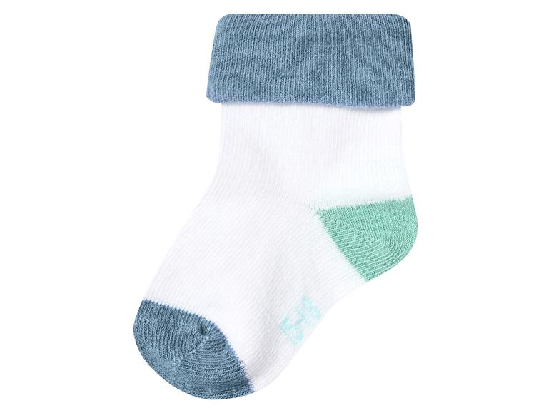 Witte babysok met blauwe boord en groene hiel