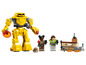 LEGO set met een gele robot, minifiguren en een bouwwerk.