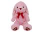 Roze pluche konijn met rode strik en hartjes op de poten.