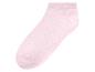 Een paar roze, korte sokken.