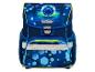 Blauwe schooltas met voetbalthema en geometrische patronen.
