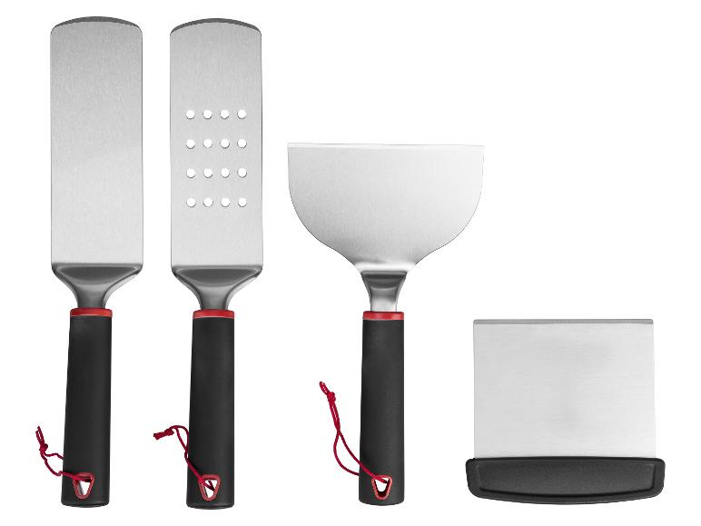 Set van vier roestvrijstalen spatels en een schraper voor de barbecue met zwarte handvatten.