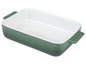 Een groene ovenschaal met witte binnenkant.