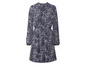 Een blauwe jurk met bloemenprint