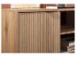 Modern houten kast met verticale groeven.