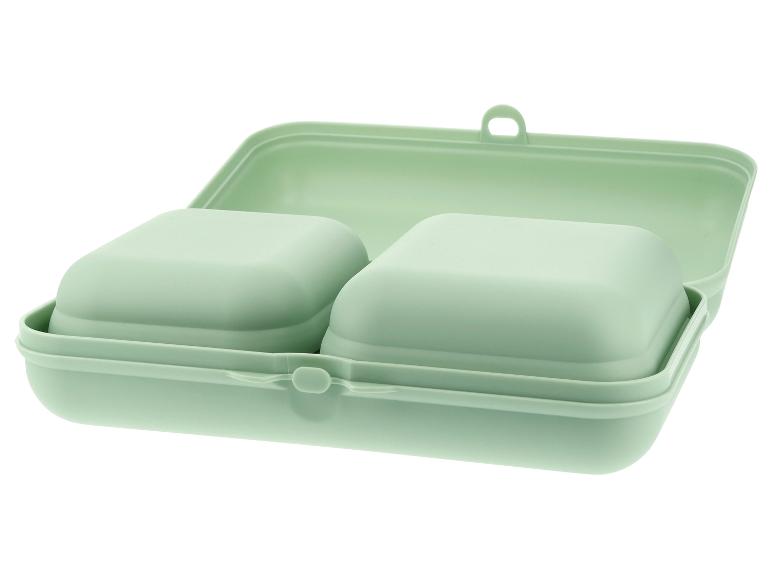 Pastelgroene lunchbox met twee bakjes.