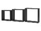 Drie zwarte vierkante wandplanken van verschillende afmetingen, op een rij geplaatst
