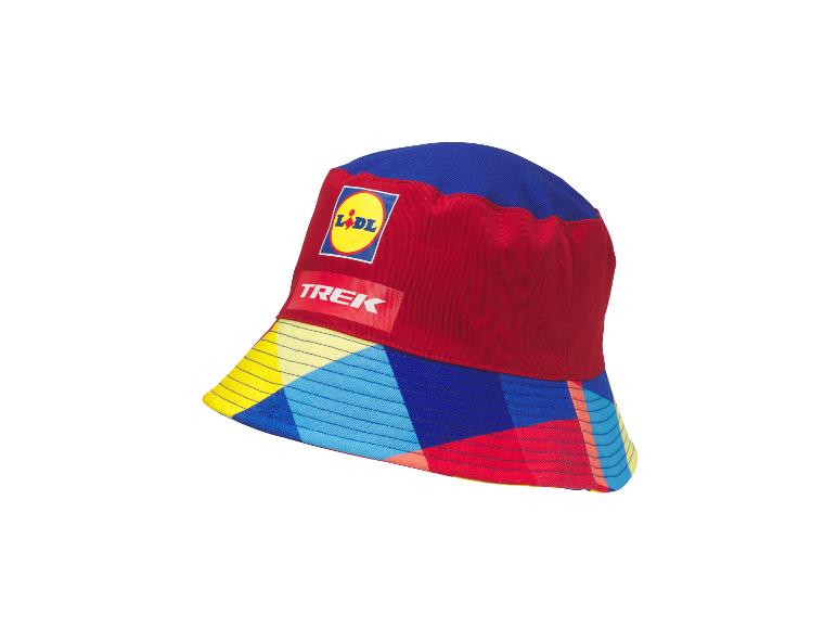 Kleurrijke bucket hat met een winkellogo en het woord 'TREK'.