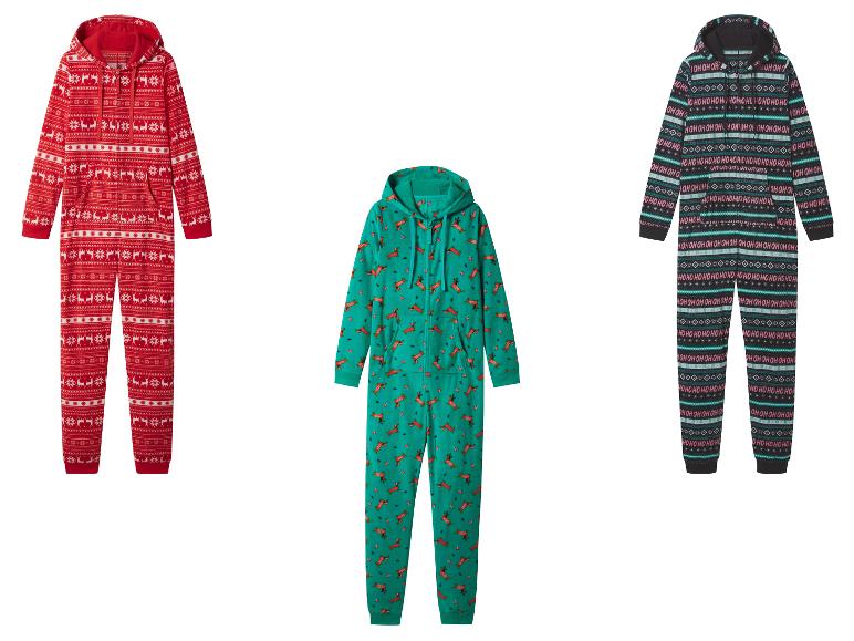 Drie kerst-onesies met capuchon: rood met rendieren, groen met teckels en zwart met „HO HO HO“.