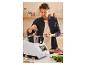 Een man voegt kruiden toe aan een Cookeo multifunctionele slowcooker.
