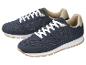 Paar marineblauwe sneakers met witte veters en beige zolen