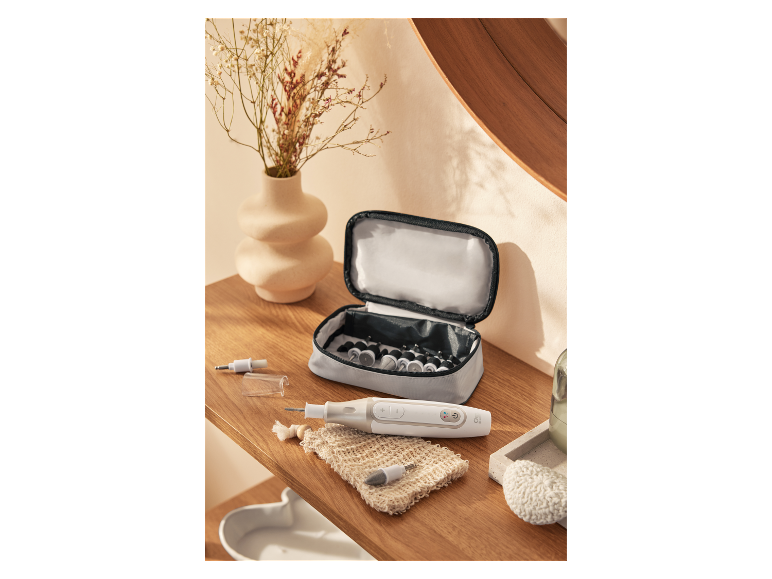 Scholl Velvet Smooth manicureset met etui en accessoires.