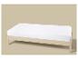 Wit matras op een licht houten bedframe tegen een beige achtergrond.