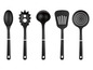 Een set zwarte keukengerei, waaronder een soeplepel, een spatel, een garde en een schuimspaan.