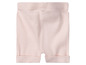 Een paar roze gebreide shorts.