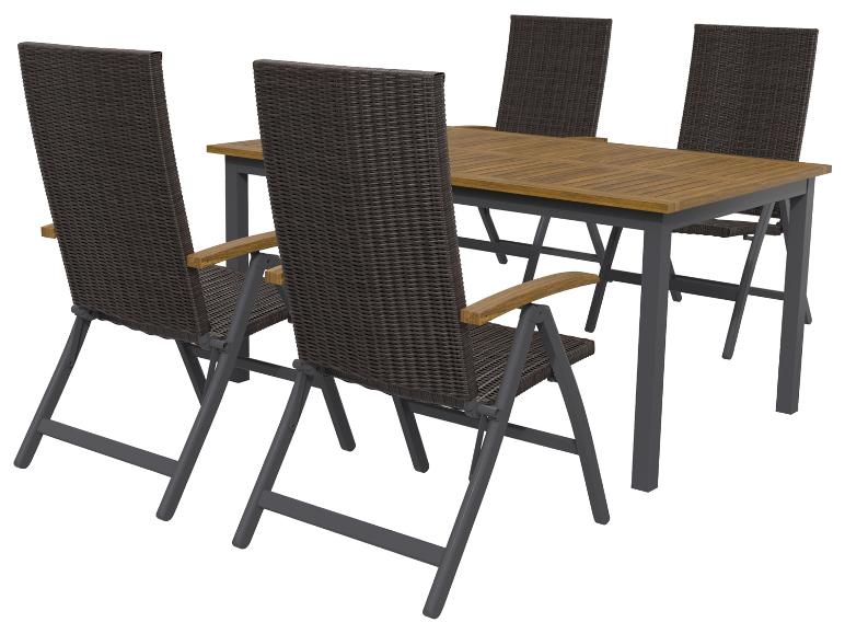 Tuinmeubelset met bruine rotan stoelen en houten tafel.