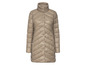 Beige dames winterjas met een hoge kraag.
