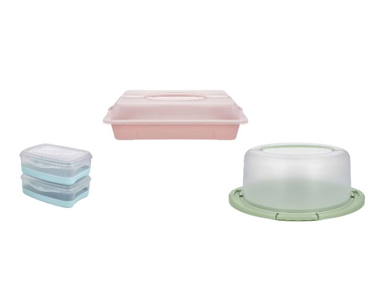 Roze taartdrager, twee blauwe voedselcontainers en een groene taartstolp.