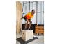 Man in Crivit sportkleding doet box jumps in een sportschool.