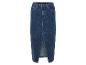 Een blauwe denim rok met een split.