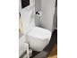 Moderne badkamer met wit toilet, zwarte bedieningsplaat en toiletrolhouder.