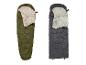 Twee slaapzakken: één olijfgroen en één grijs, beide open met een lichte binnenkant.