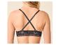 Vrouw in zwarte kanten bralette met gekruiste bandjes op de rug.