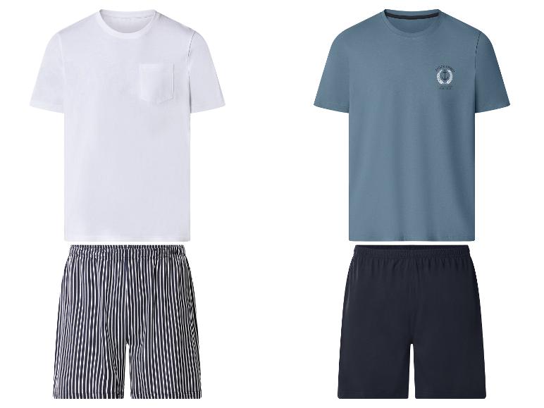 Twee pyjamasets: een wit T-shirt met zak en gestreepte shorts, en een blauw T-shirt met opdruk en marineblauwe shorts.
