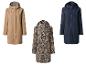 Drie regenjassen: beige, met luipaardprint en donkerblauw.