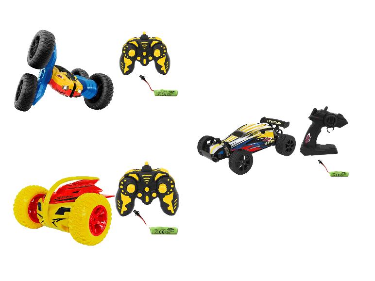 Twee stuntwagens met grote wielen, een Vispon racewagen en hun bijbehorende afstandsbedieningen.