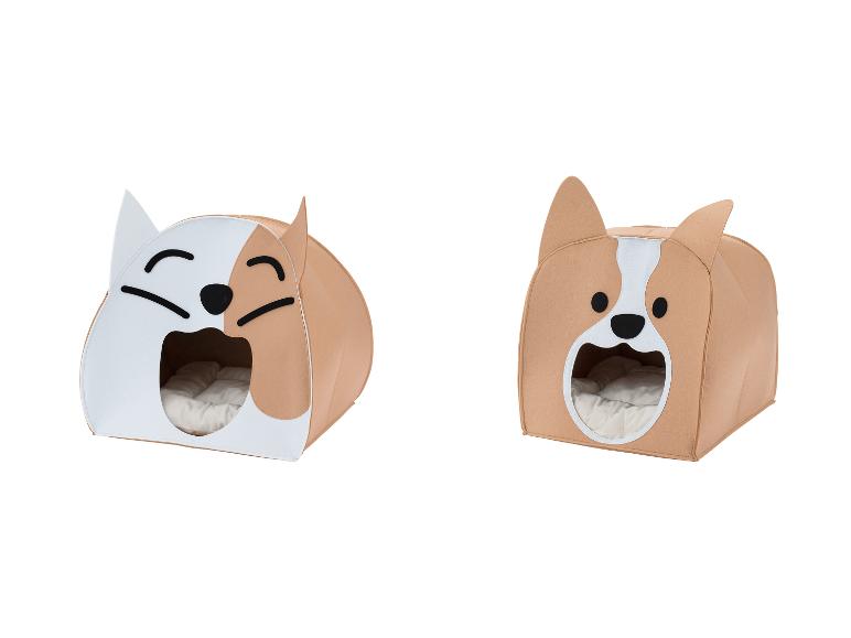 Twee beige en witte huisdierbedden in de vorm van een honden- en kattenhoofd.