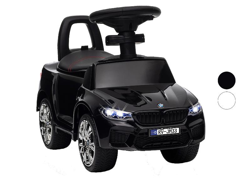 Zwart plastic kindervoertuig, BMW-stijl, met stuur.